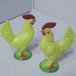 2  Vintage Knickerbocker Plastic Rooster Figures Figurines Pair